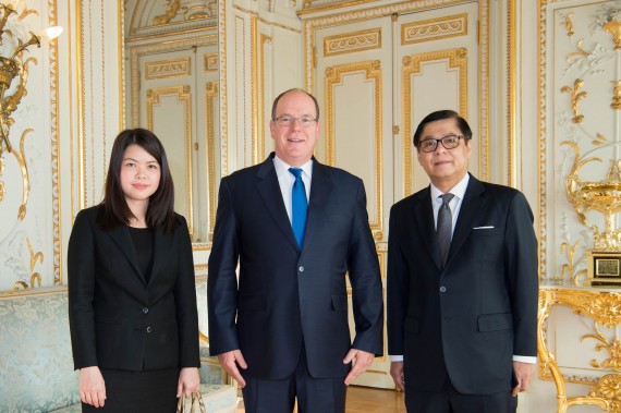 Photo (gauche à droite) : Mme Khanitta Smithsomboon, Premier Secrétaire de l'AMbassade de Thaïlande, S.A.S. le Prince Albert II, S.E. M. Sihasak Phuangketkeow, Ambassadeur de Thaïlande à Monaco. © Gaetan Luci / Palais Princier