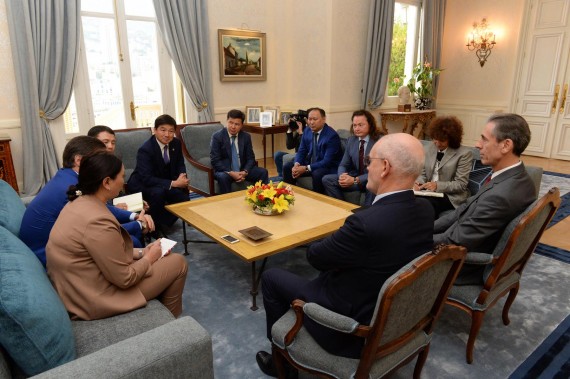 Photo : S.E. M. Serge Telle, Ministre d'Etat avec à sa droite, M. Gilles Tonelli, Conseiller de Gouvernement pour les Relations Extérieures et la Coopération, et face aux autorités Kazakhs. © D.R. Direction de la Communication du Gouvernement Princier.