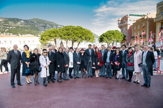 Photo : Le Corps Consulaire Honoraire de Monaco et à Monaco, regroupés autour de leur Président, M. Moustapha El-Solh, sur la Place du Palais pour la traditionnelle prise d'arme © Gaetan Luci / Palais Princier