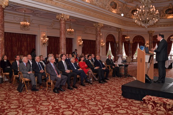 Photo : une assistance consulaire nombreuse et attentive au discours de M. Jean Castellini, Conseiller de Gouvernement - Ministre des Finances et de l'Economie. © Charlie Gallo - Direction de la Communication