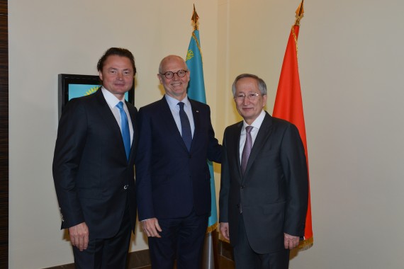 Photo : S.E. M. Serge Telle, Ministre d'Etat, accueilli par S.E. M. Nurlan Danenov, Ambassadeur du Kazakhstan à Monaco (à droite) et M. Vladimir Séménikhin, Consul Général Honoraire du Kazakhstan à Monaco. D.R. Consulat Général du Kazakhstan à Monaco