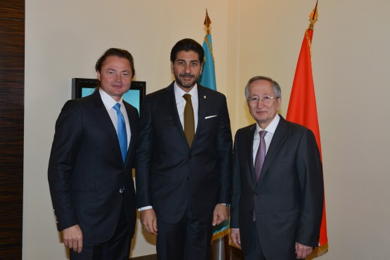 Photo : M. Moustapha El-Solh, Président de l'A.C.H.M et Consul Honoraire du Liban à Monaco, accueilli par S.E. M. Nurlan Danenov, Ambassadeur du Kazakhstan à Monaco (à droite) et M. Vladimir Séménikhin, Consul Général Honoraire du Kazakhstan à Monaco. D.R. Consulat Général du Kazakhstan à Monaco