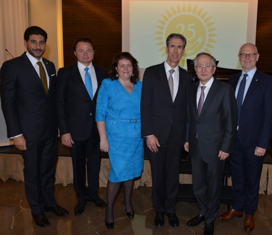 Photo (de droite à gauche) : S.E. M. Serge Telle, Ministre d'Etat, S.E. M. Nurlan Danenov, Ambassadeur du Kazakhstan en Principauté, M. Gilles Tonelli, Conseiller de Gouvernement - Ministre des Relations Extérieures et de la Coopération, Mme Ekaterina Séménikhina, Consul Général Honoraire de Russie à Monaco, M. Vladimir Séménikhin, Consul Général Honoraire du Kazakhstan à Monaco et M. Moustapha EL-Solh, Président de l'A.C.H.M et Consul Honoraire du Liban à Monaco. D.R. Consulat Général du Kazakhstan à Monaco