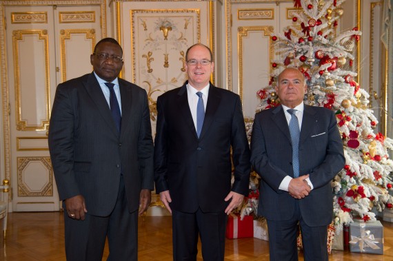 Photo (de gauche à droite) : S.E. M. Bassirou Sene, Ambassadeur du Sénégal à Monaco, S.A.S. le Prince Albert II, M. SylvainCohen, Consul Honoraire du Sénégal à Monaco. © Gaetan Luci / Palais Princier