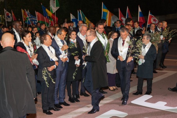 Photo : S.A.S le Prince Albert II saluant la délégation Tunisienne avec (de gauche à droite) M. Ameur Chiha, Consul Honoraire de Tunisie à Monaco, M. Imed Jabri, Secrétaire d’Etat aux Sports Tunisien et Mme Habiba Ghribi, athlète Olympienne et nouvelle Championne de la Paix. D.R.